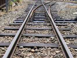 Трое жителей Гусева пытались разобрать железнодорожные пути
