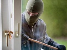 Неизвестный злоумышленник проник через окно в квартиру на Первомайской