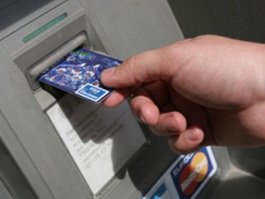 Житель Гусева злоупотребив доверием знакомого снял с его карточки 35 тыс. рублей