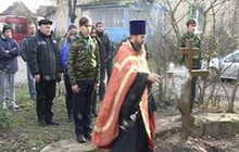 На братской могиле немцев, похороненных русскими, поставили четыре креста
