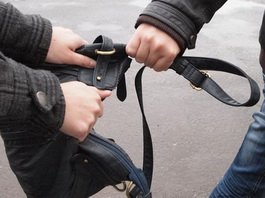 18-летний житель поселка Брянское открыто похитил в Гусеве сумку у местной жительницы