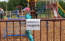 Около ФОКа власти разобрали новую детскую площадку