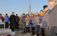 В поселке Лермонтово возложили цветы к могиле Неизвестного солдата