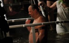 «Губернаторские купания»: Николай Цуканов в крещенскую ночь отправился в Гусев