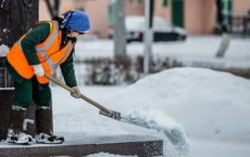 Жители Гусева жалуются, что дворники поздно выходят на свои участки и плохо посыпают тротуары