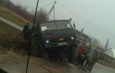 Под Гусевом военный Камаз упал в кювет