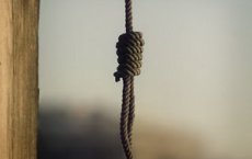 В Гусеве мужчина на глазах у соседей повесился во дворе дома