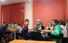 Интеллектуалы ДЮСТЦ осваивают игру «Что? Где? Когда?»