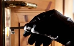 В Гусеве злоумышленник похитил из квартиры два мобильника и продукты питания