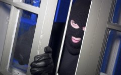 В Гусеве злоумышленник, выставив оконную раму, похитил из квартиры телевизор