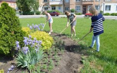 Город в цветах - это красиво: студенты агропромышленного колледжа активно озеленяют наш город
