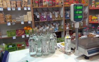 В Гусеве полицейские изъяли из магазинов более 17 литров контрафактного алкоголя