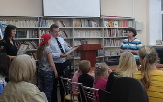 В Гусеве полицейские вручили воспитанникам детского дома путевки на отдых в летние лагеря