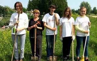 Волонтёры ГДК убрались на могилах ветеранов