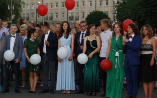 В этом году почетную книгу выпускников пополнили одиннадцать гусевских девчонок и мальчишек