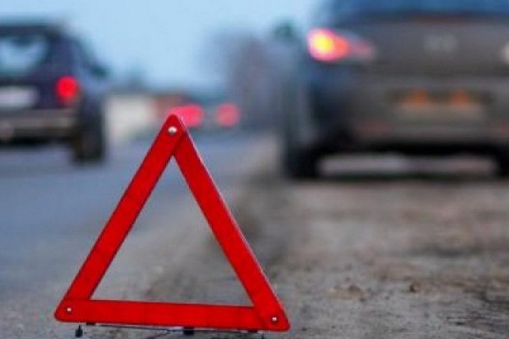 В Гусеве контрактник врезался на автомобиле во въездной знак