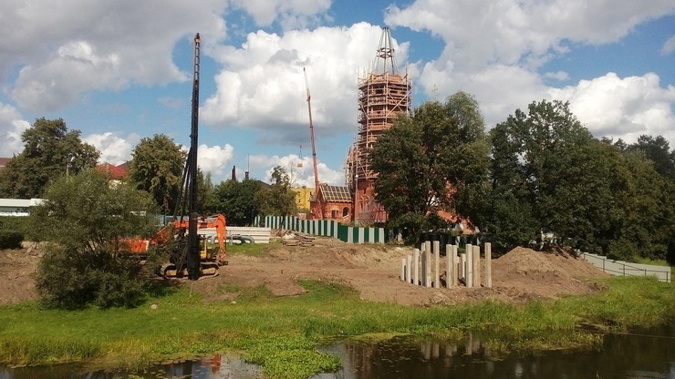 На берегу Писсы начали забивать сваи под пешеходный мост