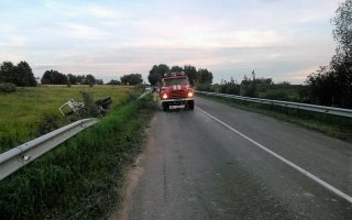Под Гусевом на прямом участке дороги автомобиль «Вольво» вылетел в кювет