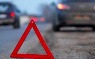 В Гусеве контрактник врезался на автомобиле во въездной знак