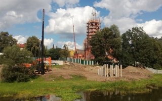 На берегу Писсы начали забивать сваи под пешеходный мост