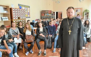 Отец Георгий встретился со студентами в городской библиотеке