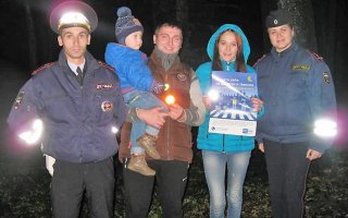 В Гусеве инспекторы ГИБДД раздавали пешеходам световозвращатели