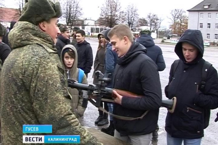 Призывникам показали солдатскую жизнь в мотострелковой части