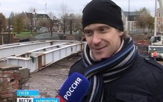 На строящемся пешеходном мосту возвели пролётные строения арочной формы