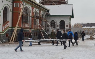 Студенты колледжа помогли очистить от мусора территорию строящегося храма