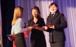 Юные жители Гусева получили паспорта из рук полицейских