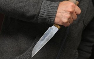 Избил палкой и едва не зарезал: 19-летнего жителя Гусева судят за попытку убийства