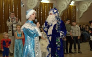 С песнями, хороводами и плясками прошли новогодние утренники для воспитанников ДЮЦ