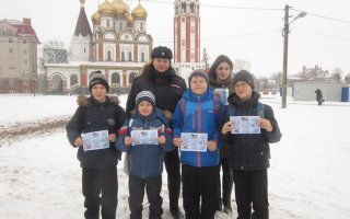 Госавтоинспекторы и школьники Гусева провели профилактическую акцию «Безопасная зимняя дорога»