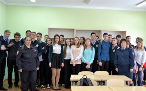 В Гусеве полицейские и сотрудники УФСИН провели профилактические занятия со школьниками