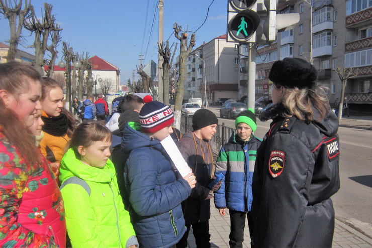 В Гусеве сотрудники ГИБДД помогли детям составить безопасный маршрут из дома в школу