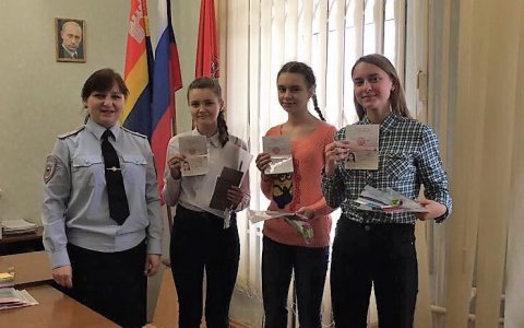 В Гусеве полицейские поздравили представительниц прекрасного пола и вручили им первые паспорта