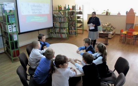 Детский клуб «Лесовичок» в Покровской библиотеке проводит занятия со школьниками