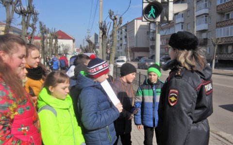 В Гусеве сотрудники ГИБДД помогли детям составить безопасный маршрут из дома в школу
