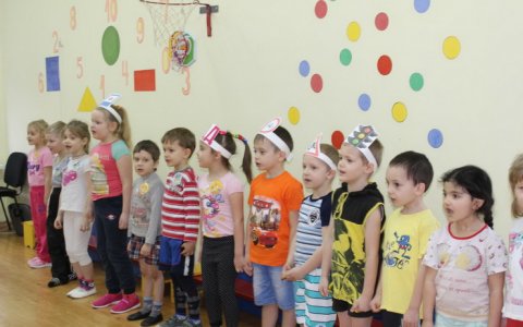 В Гусеве инспекторы ГИБДД устроили для дошкольников путешествие в «Страну Светофорию»