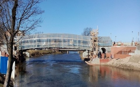 Строительство нового пешеходного моста в Гусеве обещают завершить в конце мая