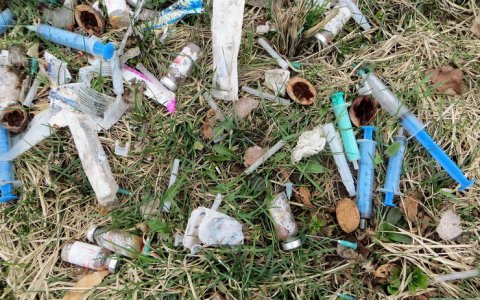 Жители улицы Глинки жалуются на разбросанные шприцы около железнодорожных путей