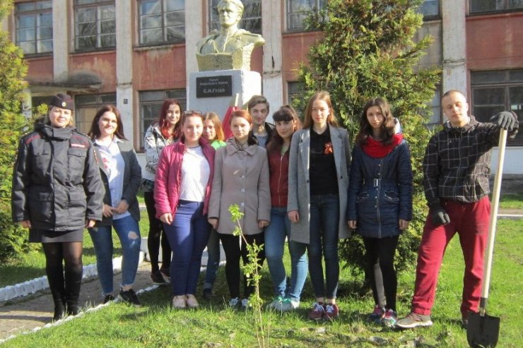 В Гусеве инспекторы ГИБДД вместе с подростками провели акцию «Дерево жизни»