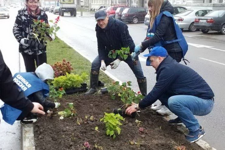 Члены Гусевского отделения партии «Единая Россия» приняли участие в городском субботнике