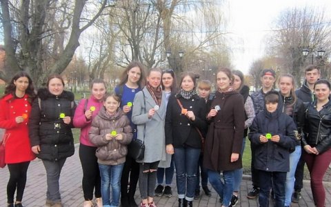 В Гусеве сотрудники ГИБДД и волонтёры вручили прохожим световозвращатели
