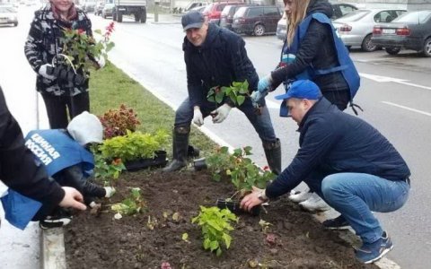 Члены Гусевского отделения партии «Единая Россия» приняли участие в городском субботнике