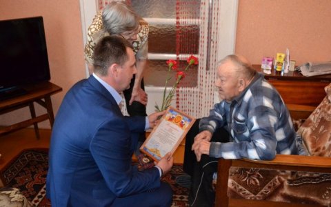 Представители ЛДПР в Гусеве поздравили ветеранов Великой Отечественной войны