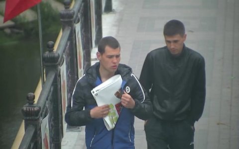 В Гусеве контрактники сорвали флаги и баннеры, которыми был украшен мост на Школьной (Обновлено)