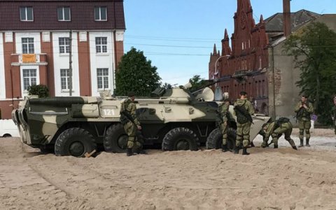 В центре Гусева около нового храма застрял БТР