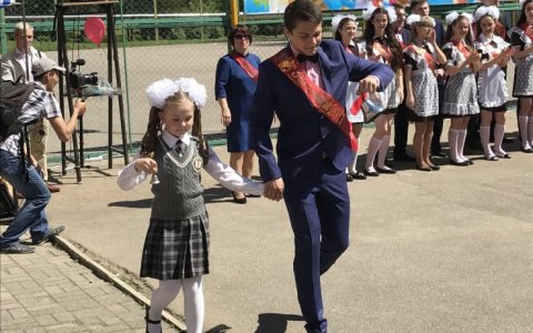 Депутат облдумы от фракции ЛДПР поздравил выпускников