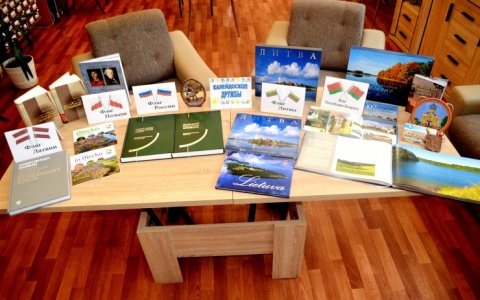 Зарубежные друзья подарили Гусеву книги,  фотоальбомы и сувениры, которые хранятся в библиотеке